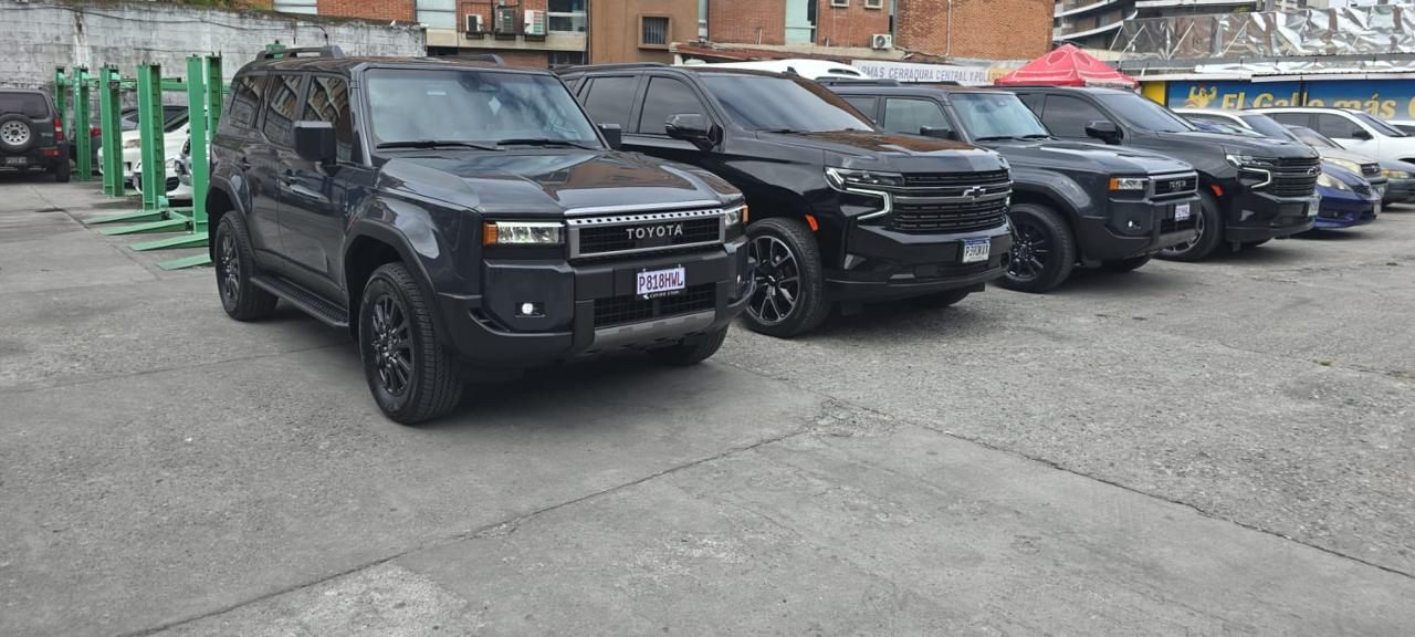 Fila de camionetas blindadas negras en el patio